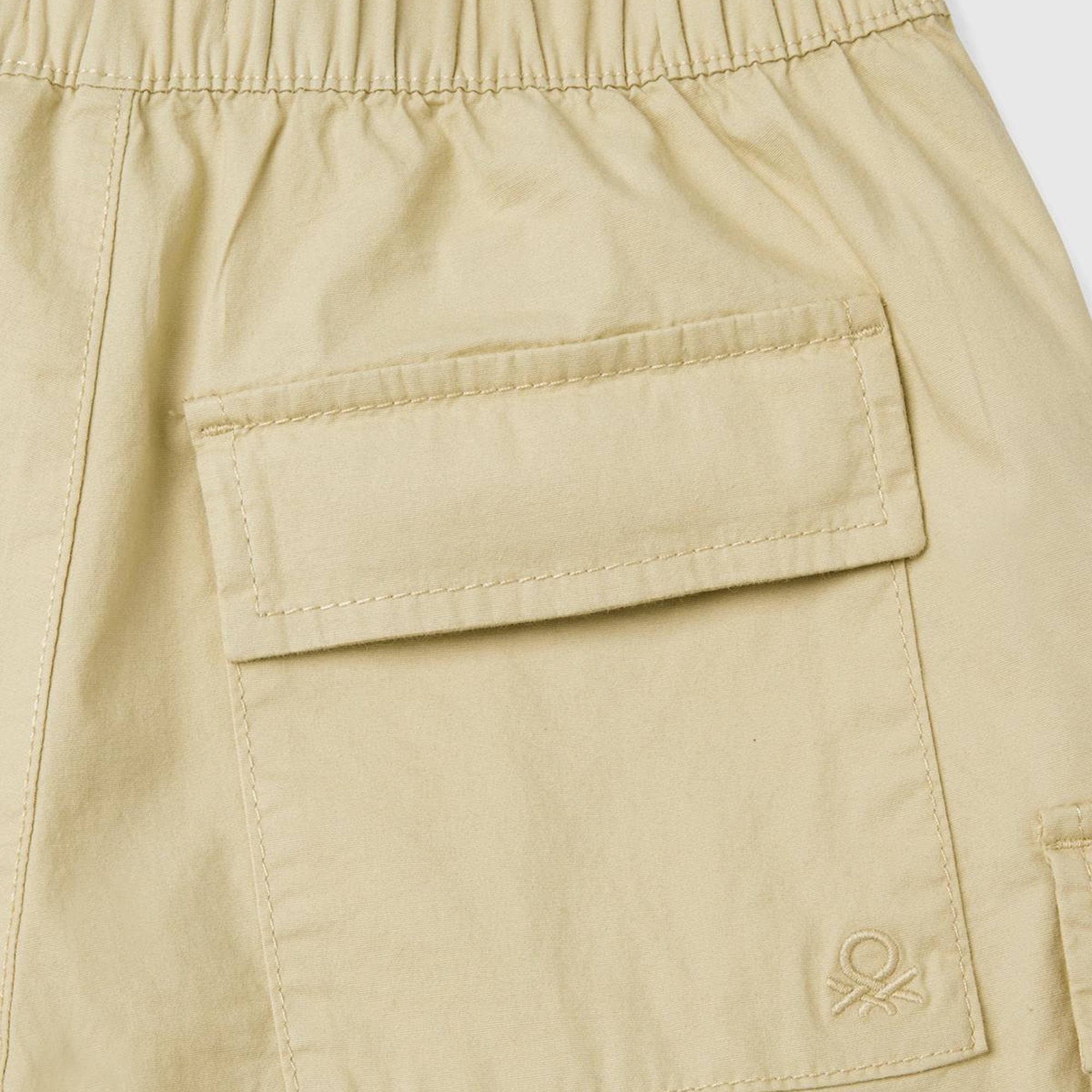 Erkek Çocuk Bej Logo İşlemeli Yama Cepli Beli Büzgülü Bol Kesim Bermuda