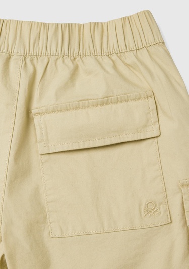  Erkek Çocuk Bej Logo İşlemeli Yama Cepli Beli Büzgülü Bol Kesim Bermuda
