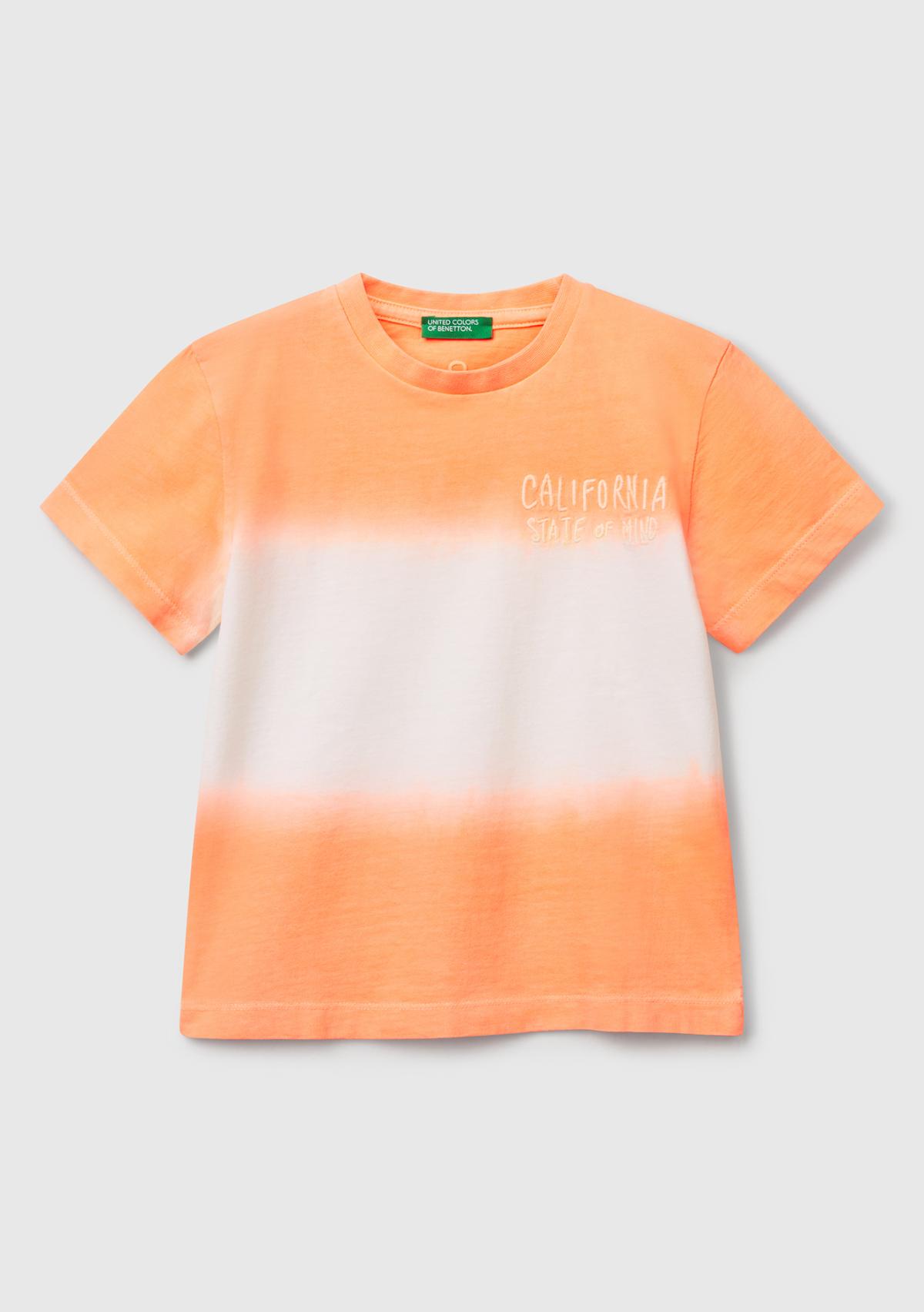  Erkek Çocuk Turuncu Arkası Logo Detaylı Önü Baskılı Batik T-Shirt