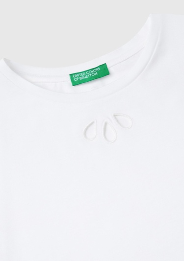  Kız Çocuk Beyaz Önü Kesik İşlemeli Arkası Logo Detaylı T-Shirt