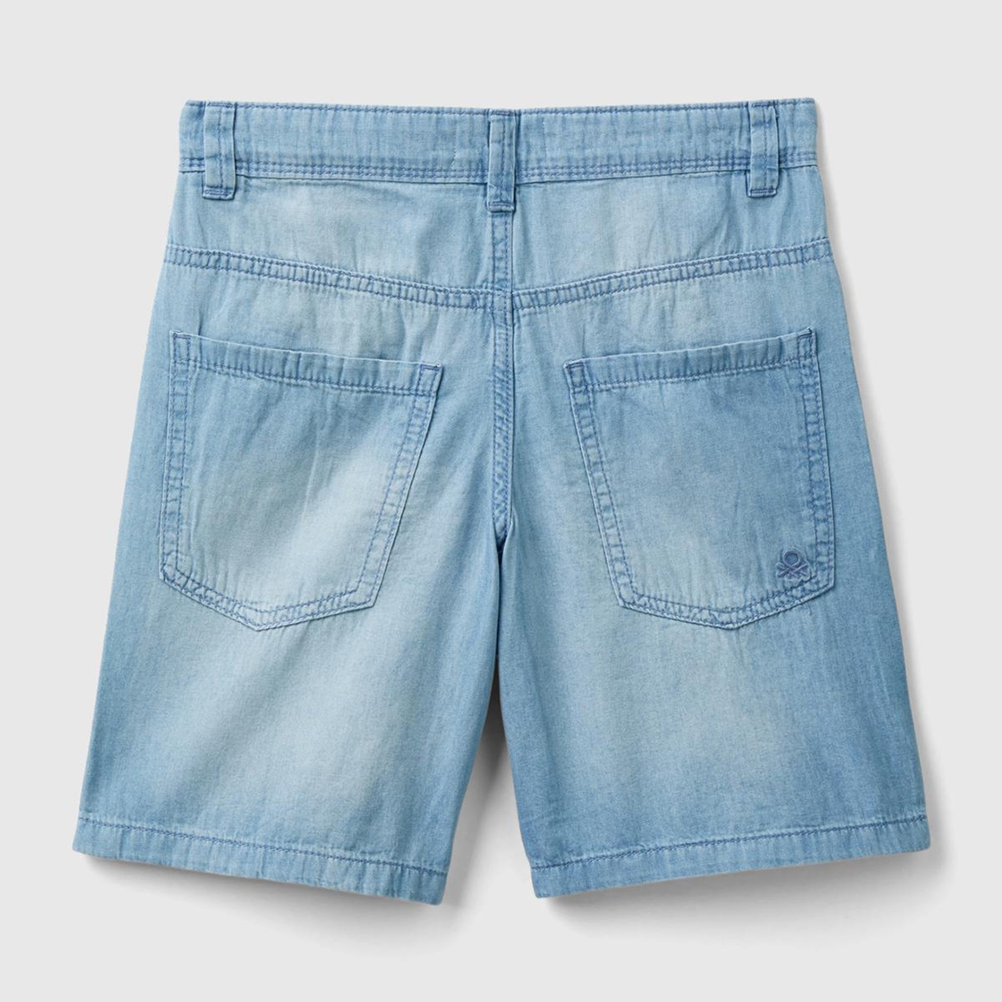 Erkek Çocuk Açık Mavi Logo İşlemeli 5 Cepli Kemer Delikli Denim Bermuda Şort