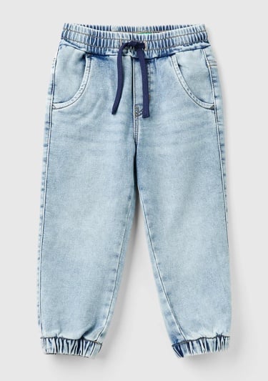  Erkek Çocuk Açık Denim Arka Cebi Logolu Lastik Paça Ağartılmış Denim Pantolon