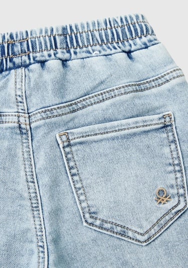  Erkek Çocuk Açık Denim Arka Cebi Logolu Lastik Paça Ağartılmış Denim Pantolon