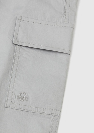  Erkek Çocuk Gri Melanj Logo Detaylı Paraşüt Pantolon