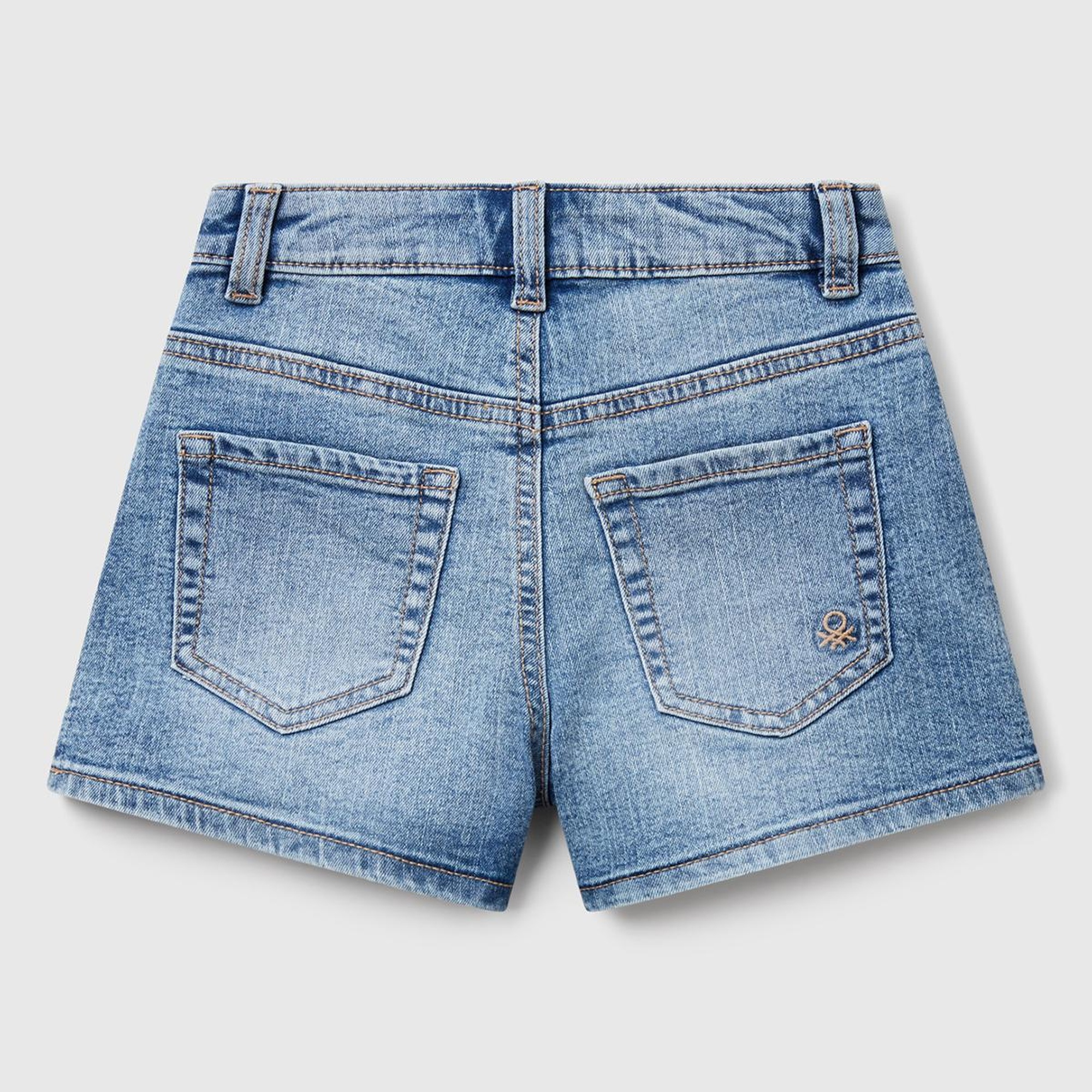 Kız Çocuk Açık Denim Taş Yıkama Logo İşlemeli Streç Denim Şort