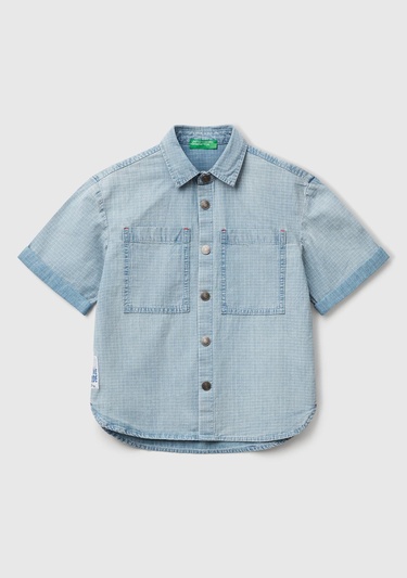  Erkek Çocuk Açık Denim Etiket Detaylı Önü Cepli Kısa Kollu Denim Gömlek