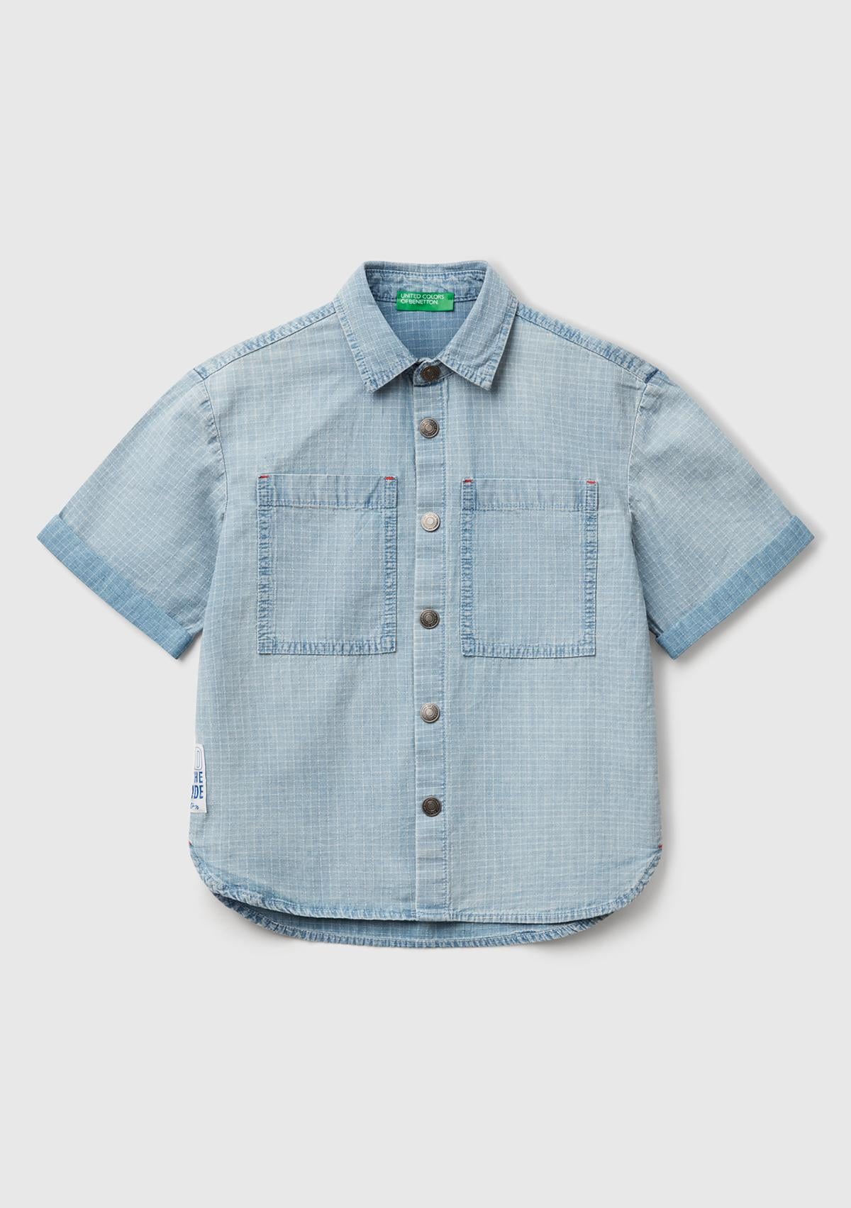  Erkek Çocuk Açık Denim Etiket Detaylı Önü Cepli Kısa Kollu Denim Gömlek