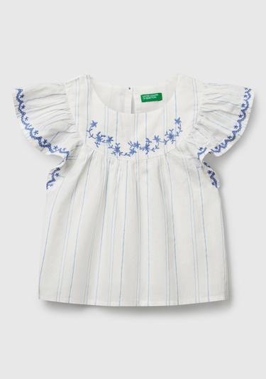  Kız Çocuk Beyaz Çizgili Kolu ve Önü Nakışlı Hafif Kloş Kısa Kollu Gömlek