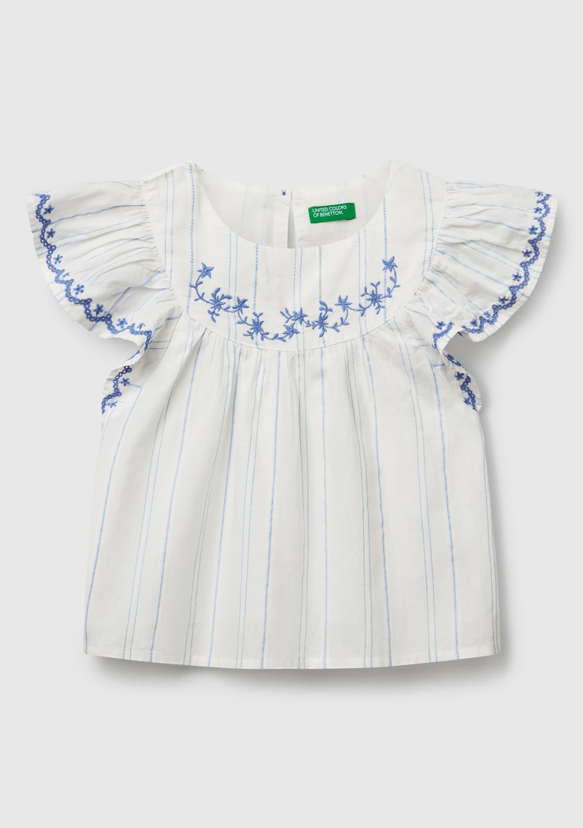  Kız Çocuk Beyaz Çizgili Kolu ve Önü Nakışlı Hafif Kloş Kısa Kollu Gömlek