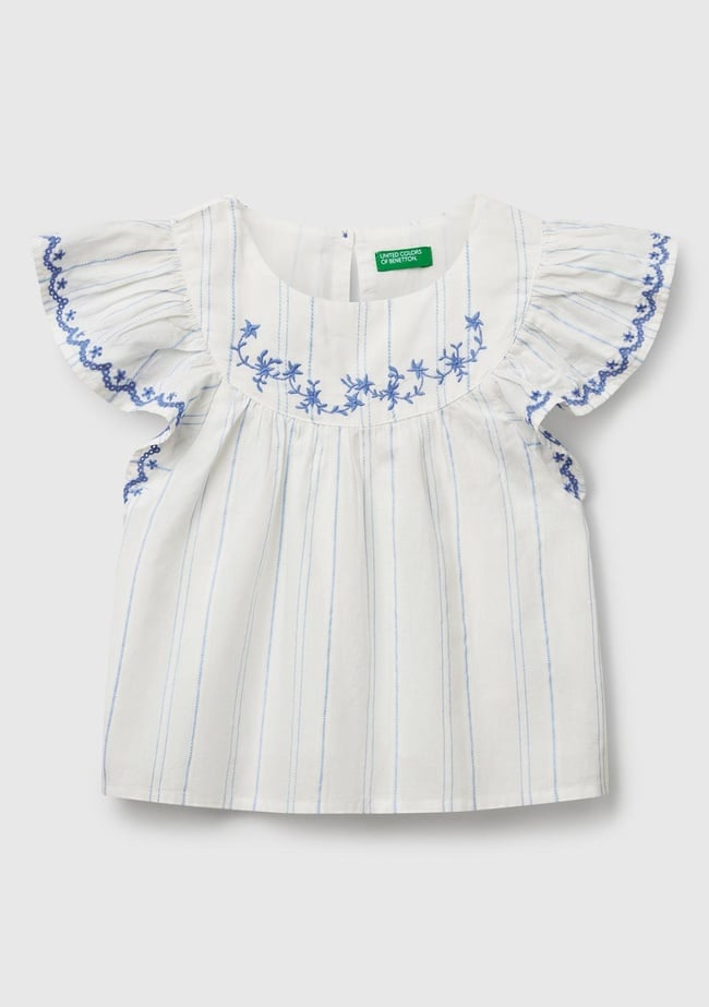  Kız Çocuk Beyaz Çizgili Kolu ve Önü Nakışlı Hafif Kloş Kısa Kollu Gömlek