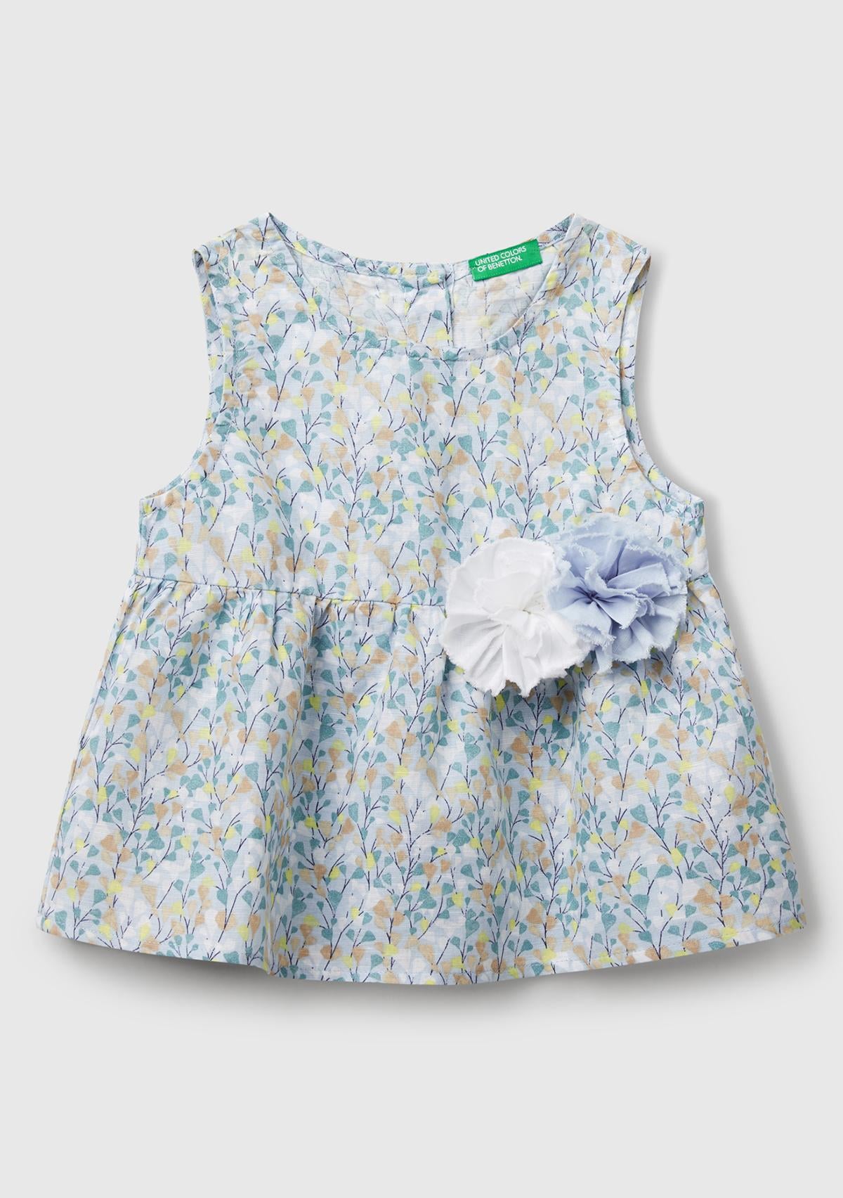  Kız Çocuk Mavi Keten Karışımlı Tamamı Desenli Çiçek Aplikeli Arkası Düğmeli Kolsuz Gömlek