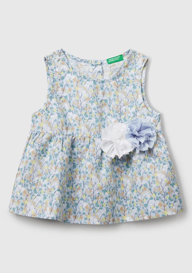  Kız Çocuk Mavi Keten Karışımlı Tamamı Desenli Çiçek Aplikeli Arkası Düğmeli Kolsuz Gömlek