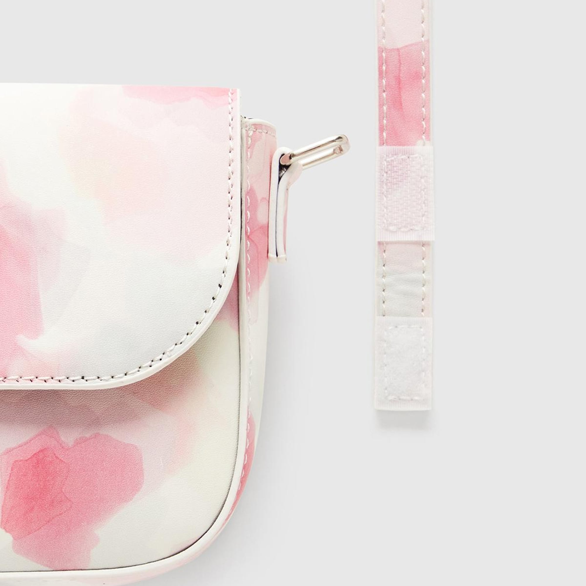 Kız Çocuk Pembe Mix Parlak Desenli Logo Detaylı Geniş Kapaklı Omuz Çantası