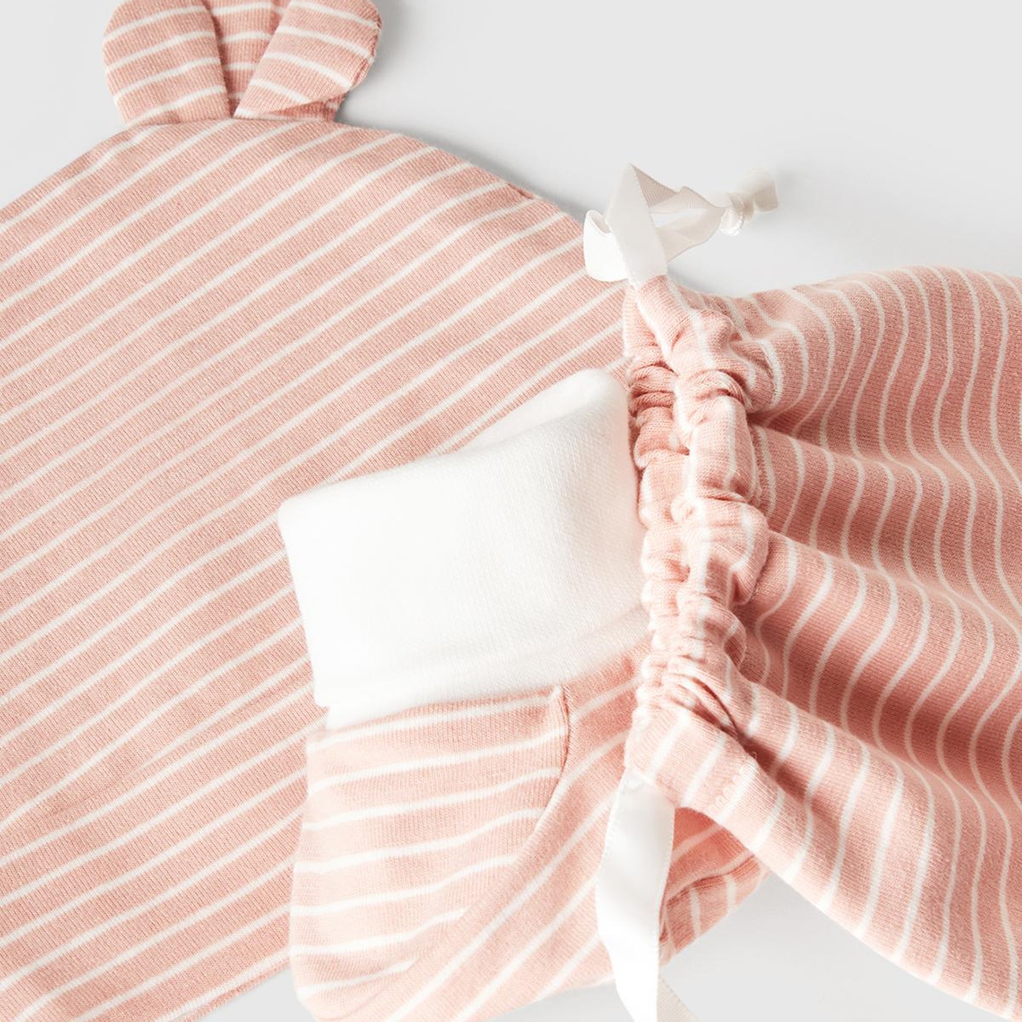 Bebek Pembe Kulak Aplikeli Şapka ve Patik Çantalı Takım