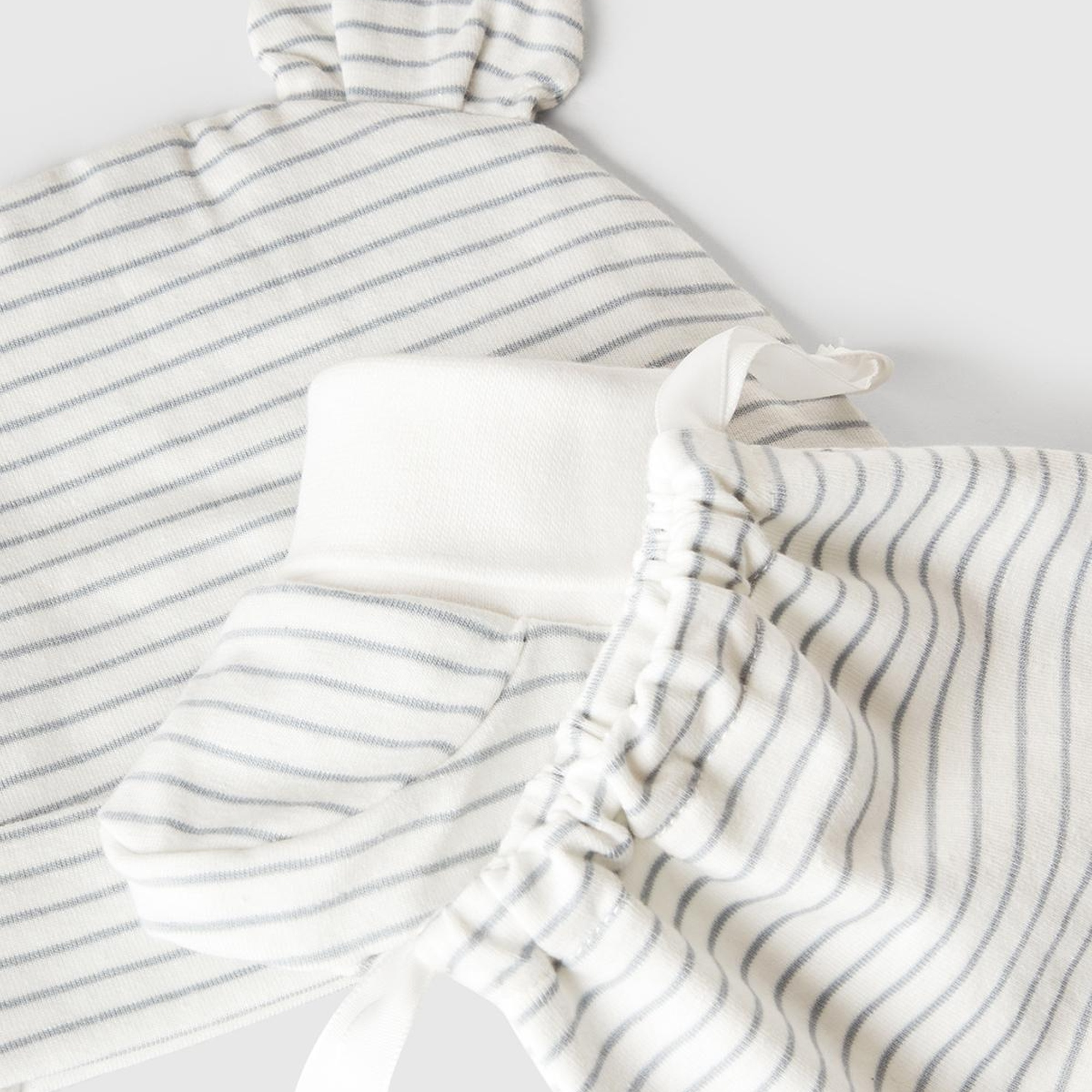 Bebek Beyaz Kulak Aplikeli Şapka ve Patik Çantalı Takım