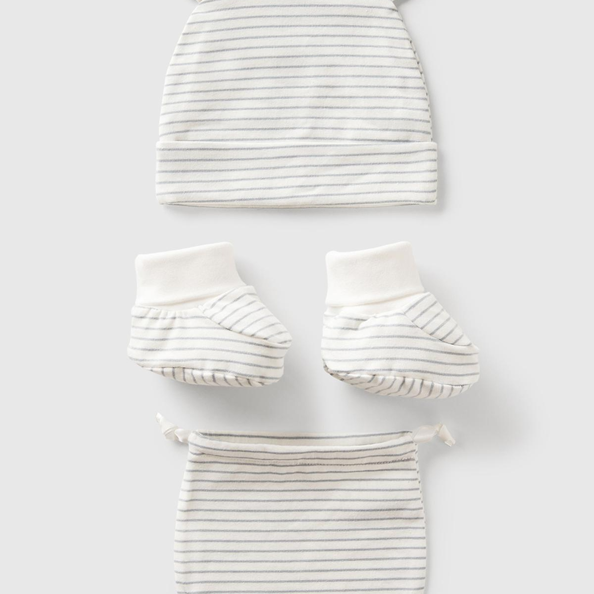 Bebek Beyaz Kulak Aplikeli Şapka ve Patik Çantalı Takım