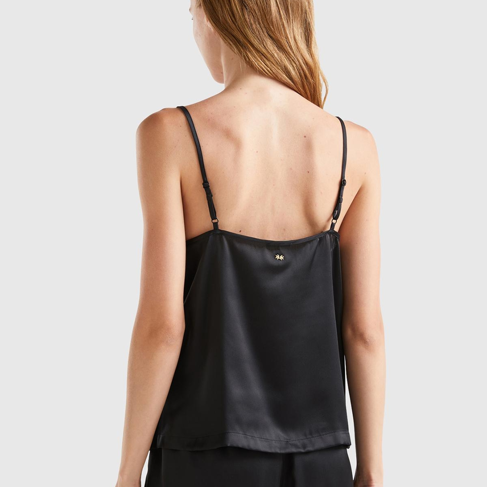 Kadın Siyah Yakası Dantelli Askılı Pijama Üst