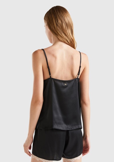  Kadın Siyah Yakası Dantelli Askılı Pijama Üst