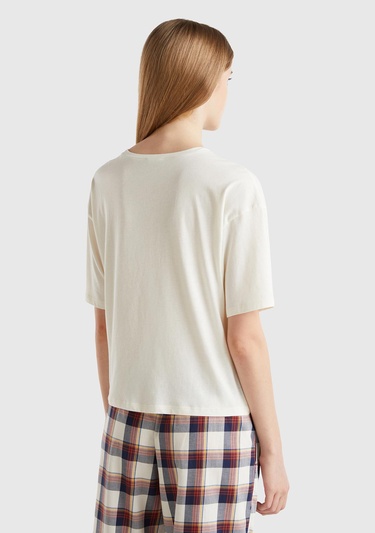  Kadın Krem Pamuk ve Viskoz Karışımlı Göğüs Cebi İşlemeli T-Shirt
