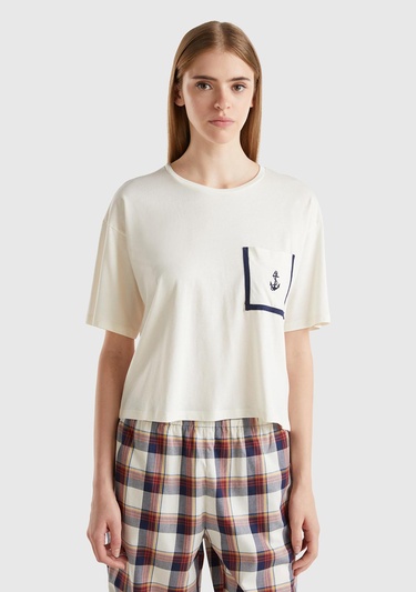  Kadın Krem Pamuk ve Viskoz Karışımlı Göğüs Cebi İşlemeli T-Shirt