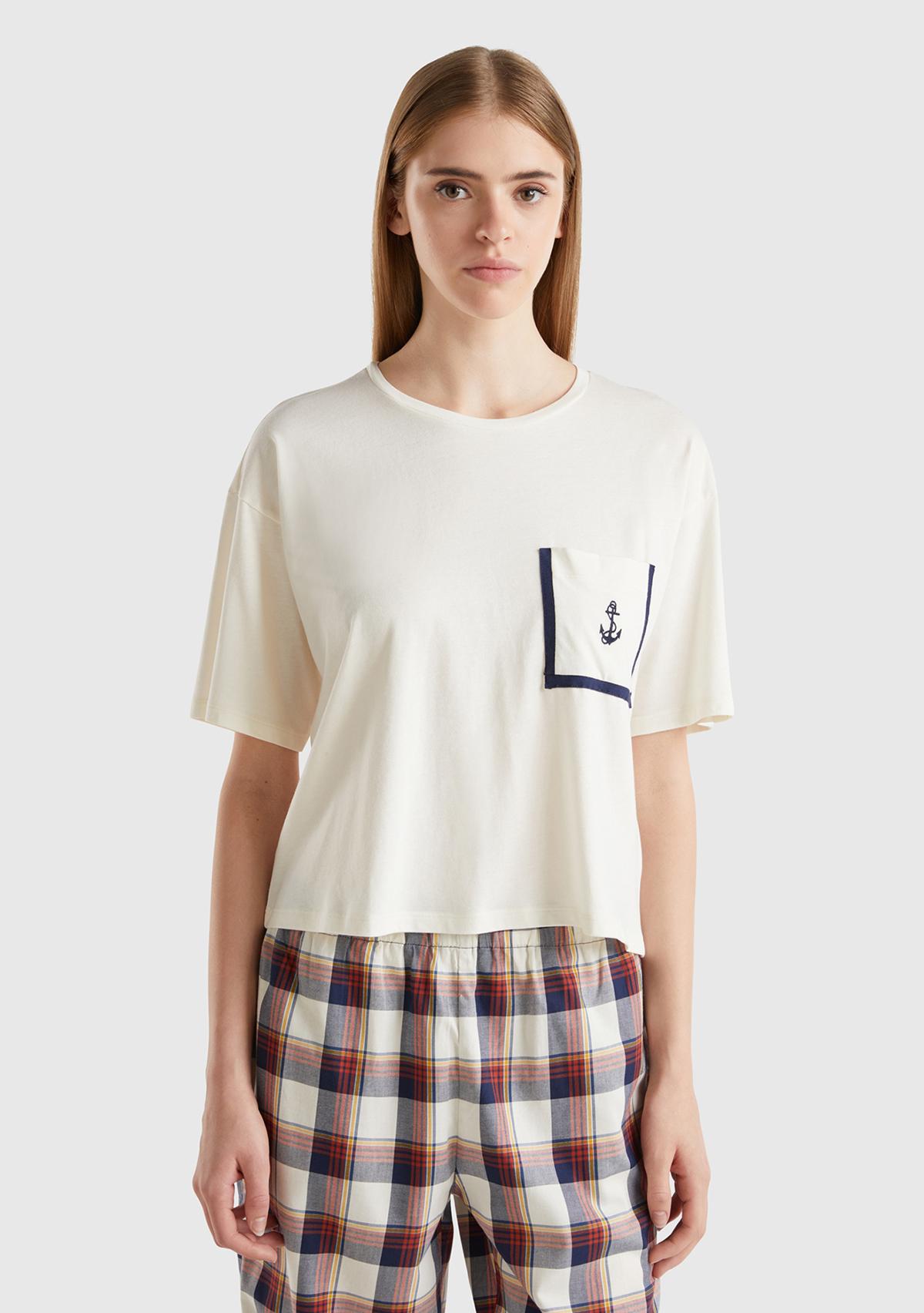  Kadın Krem Pamuk ve Viskoz Karışımlı Göğüs Cebi İşlemeli T-Shirt