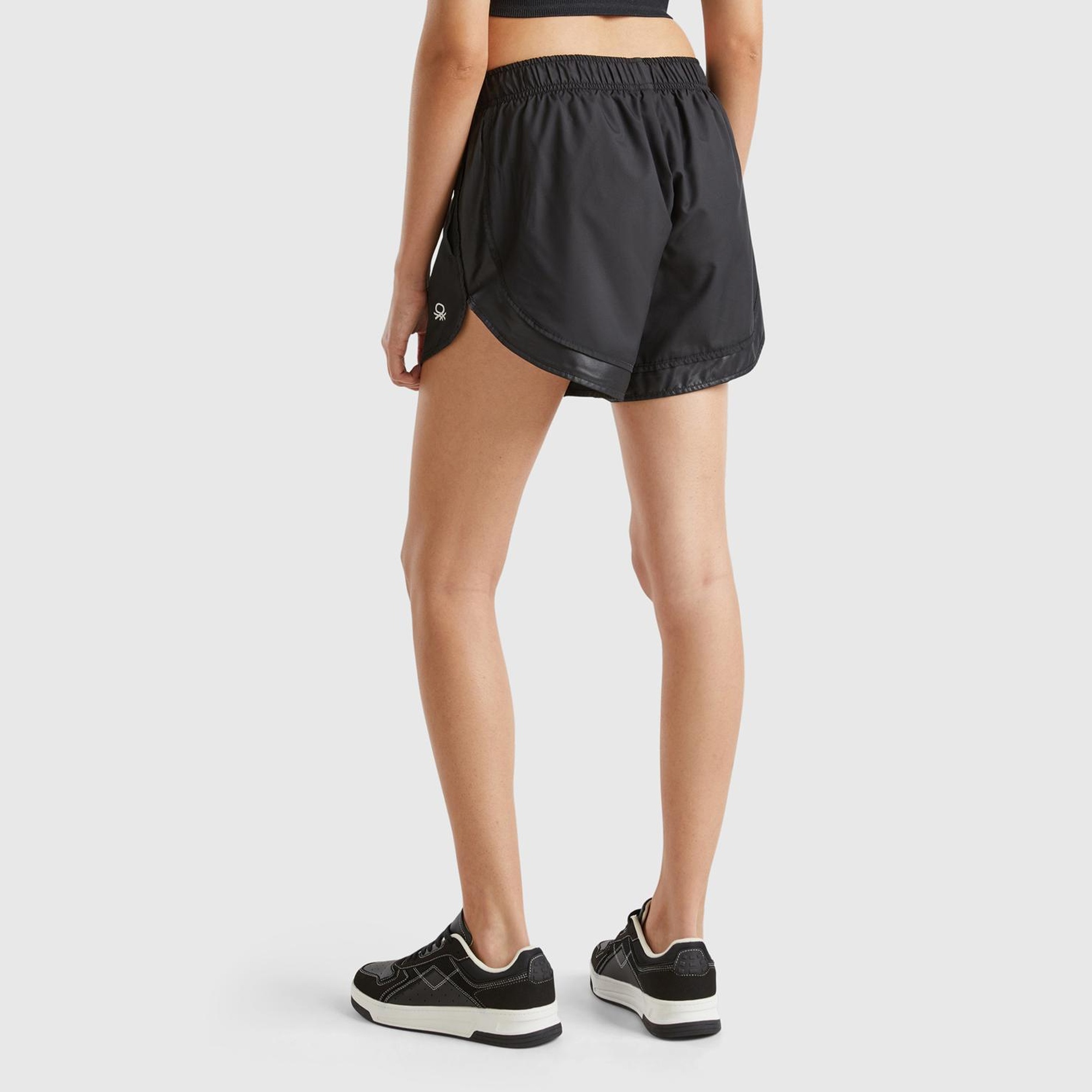 Kadın Siyah Logo Baskılı Beli Büzgülü Yanları Yırtmaçlı Şort