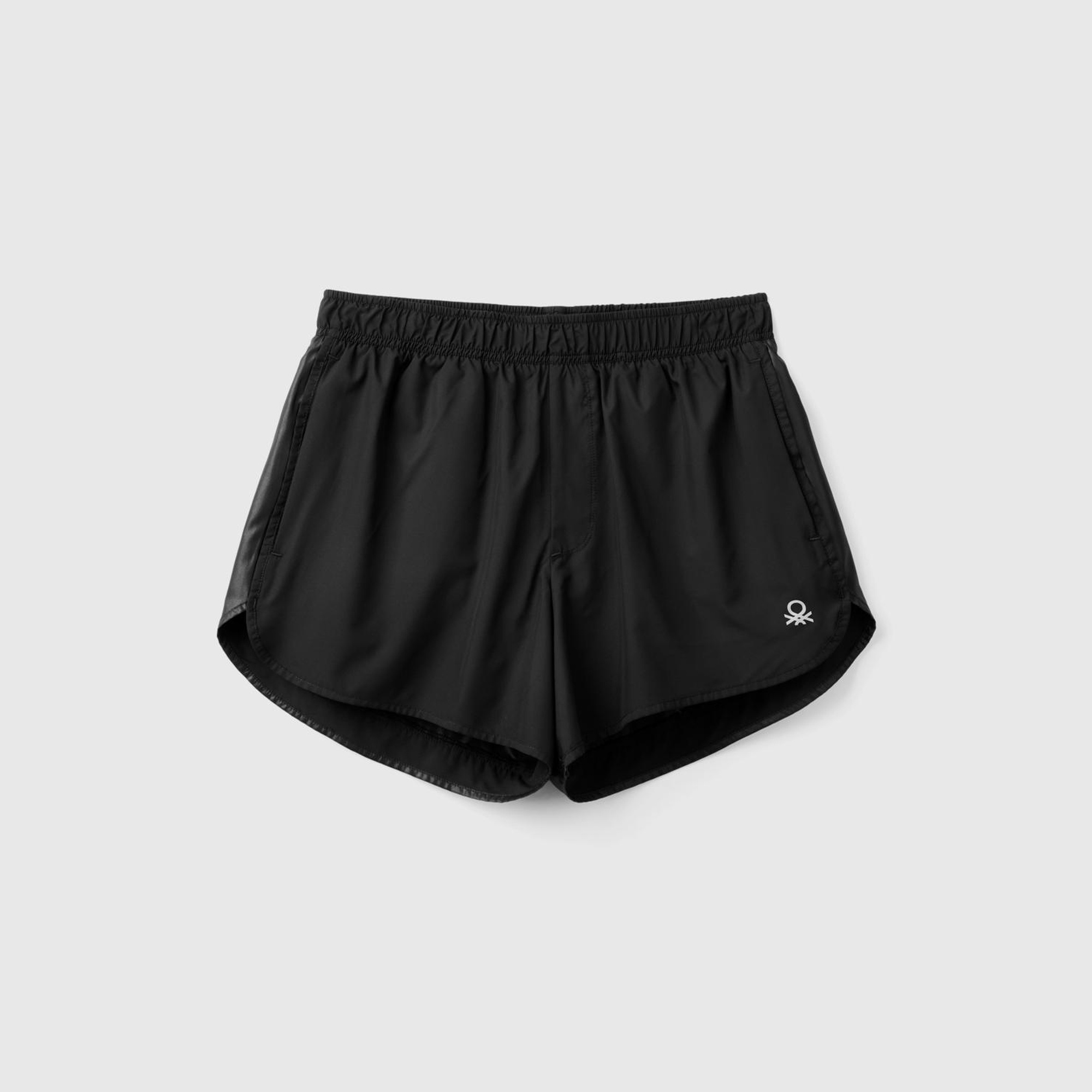 Kadın Siyah Logo Baskılı Beli Büzgülü Yanları Yırtmaçlı Şort