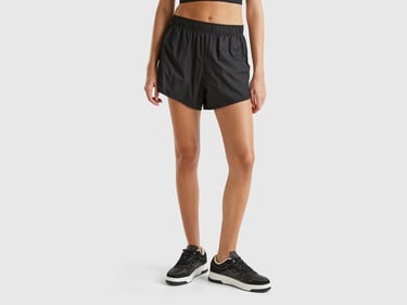  Kadın Siyah Logo Baskılı Beli Büzgülü Yanları Yırtmaçlı Şort