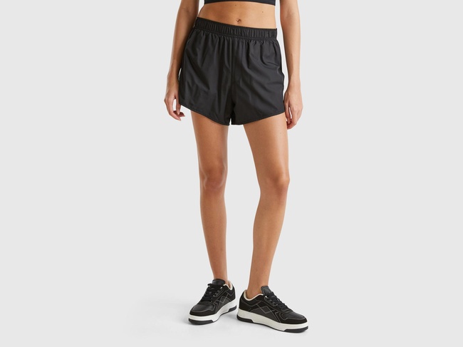  Kadın Siyah Logo Baskılı Beli Büzgülü Yanları Yırtmaçlı Şort