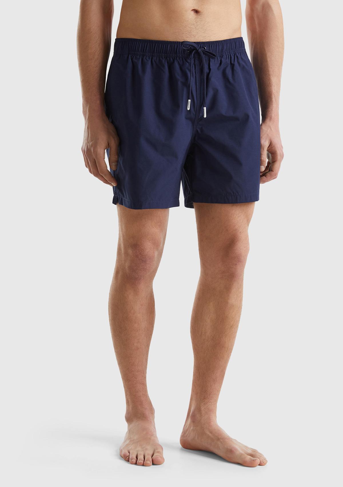  Erkek Koyu Lacivert Önü Logo İşlemeli Yama Cepli Beli Büzgülü Deniz Şortu