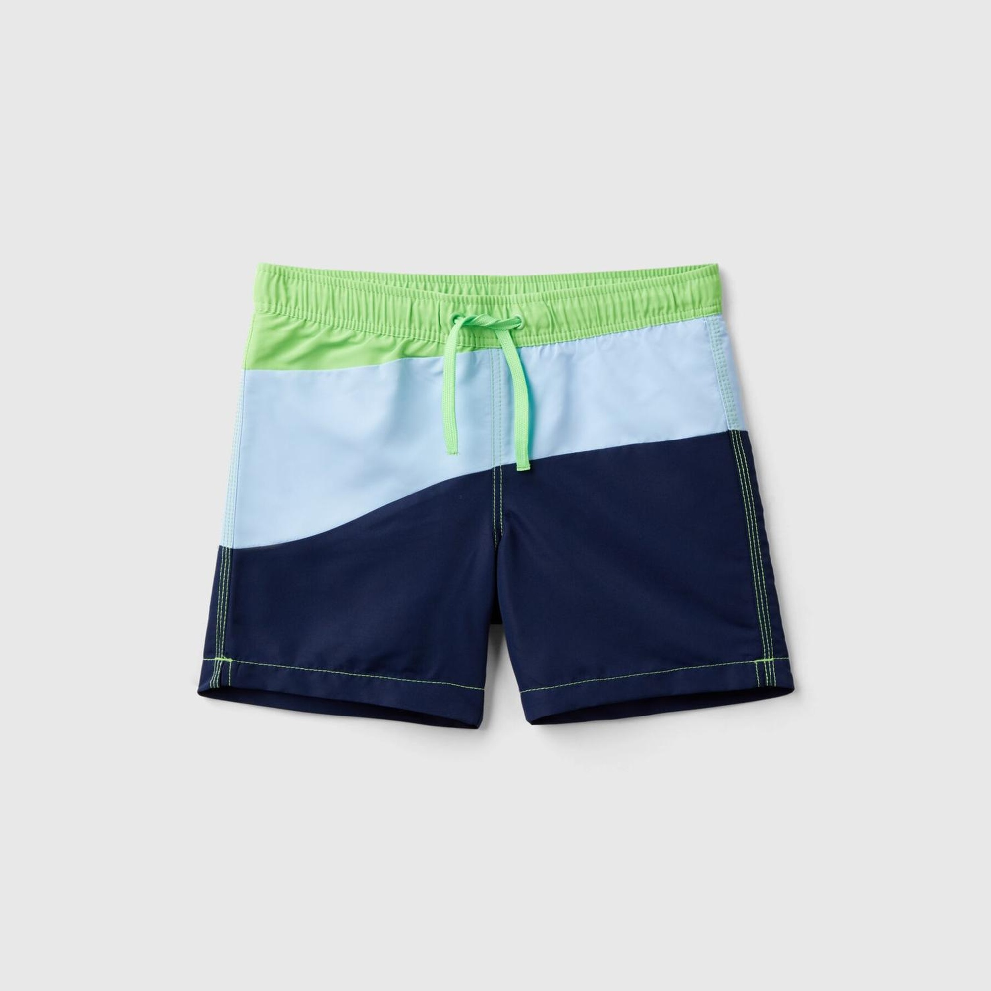 Erkek Çocuk Açık Mavi Renk Bloklu Arkası Yama Cepli Beli Büzgülü Deniz Şortu