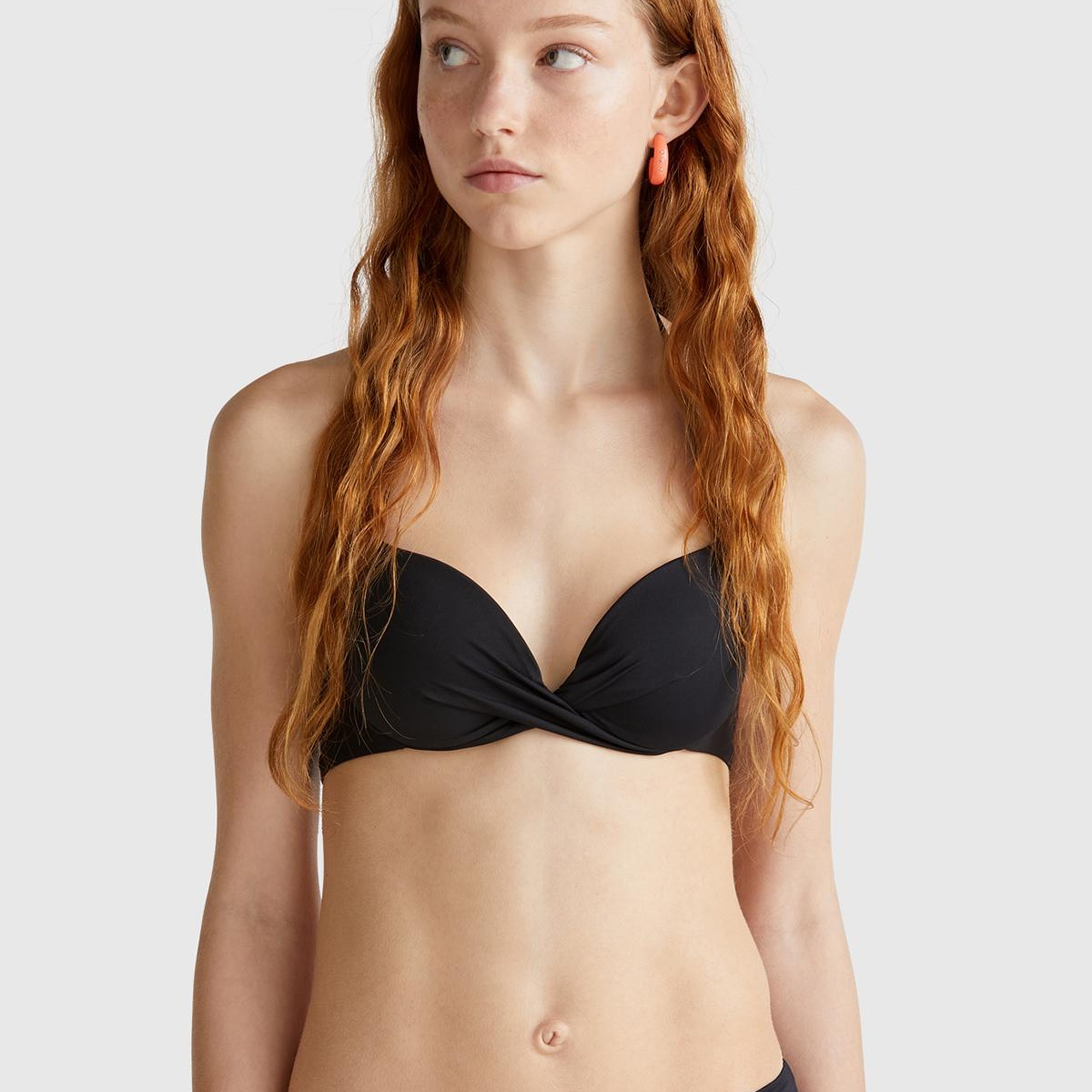 Kadın Siyah Göğsü Büzgülü Arkadan Bağlamalı Bikini Üstü