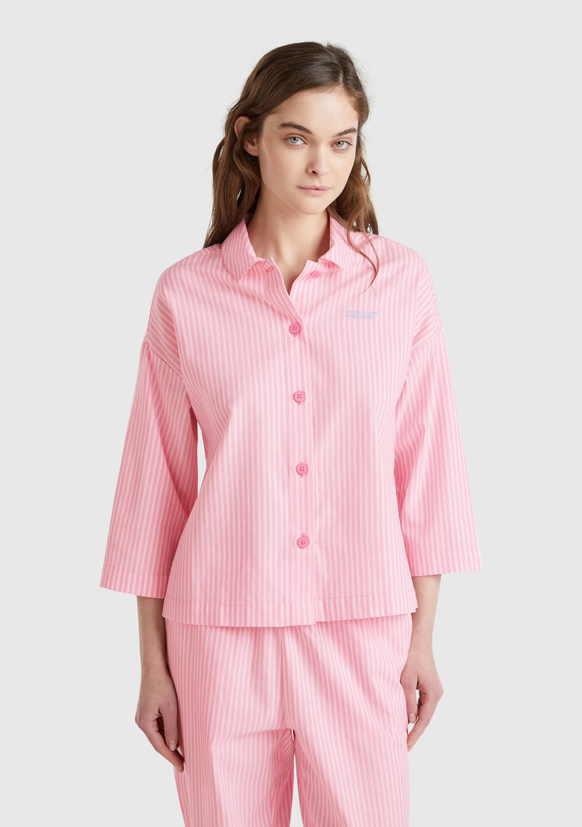  Kadın Pembe %100 Pamuk Desenli Logolu Önü Düğmeli Kısa Kollu Pijama Üstü