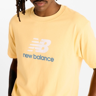  New Balance Athletics Logo Erkek Sarı T-Shirt