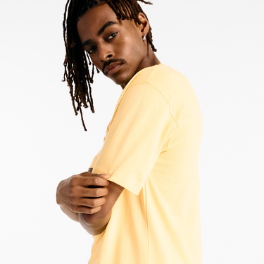  New Balance Athletics Logo Erkek Sarı T-Shirt