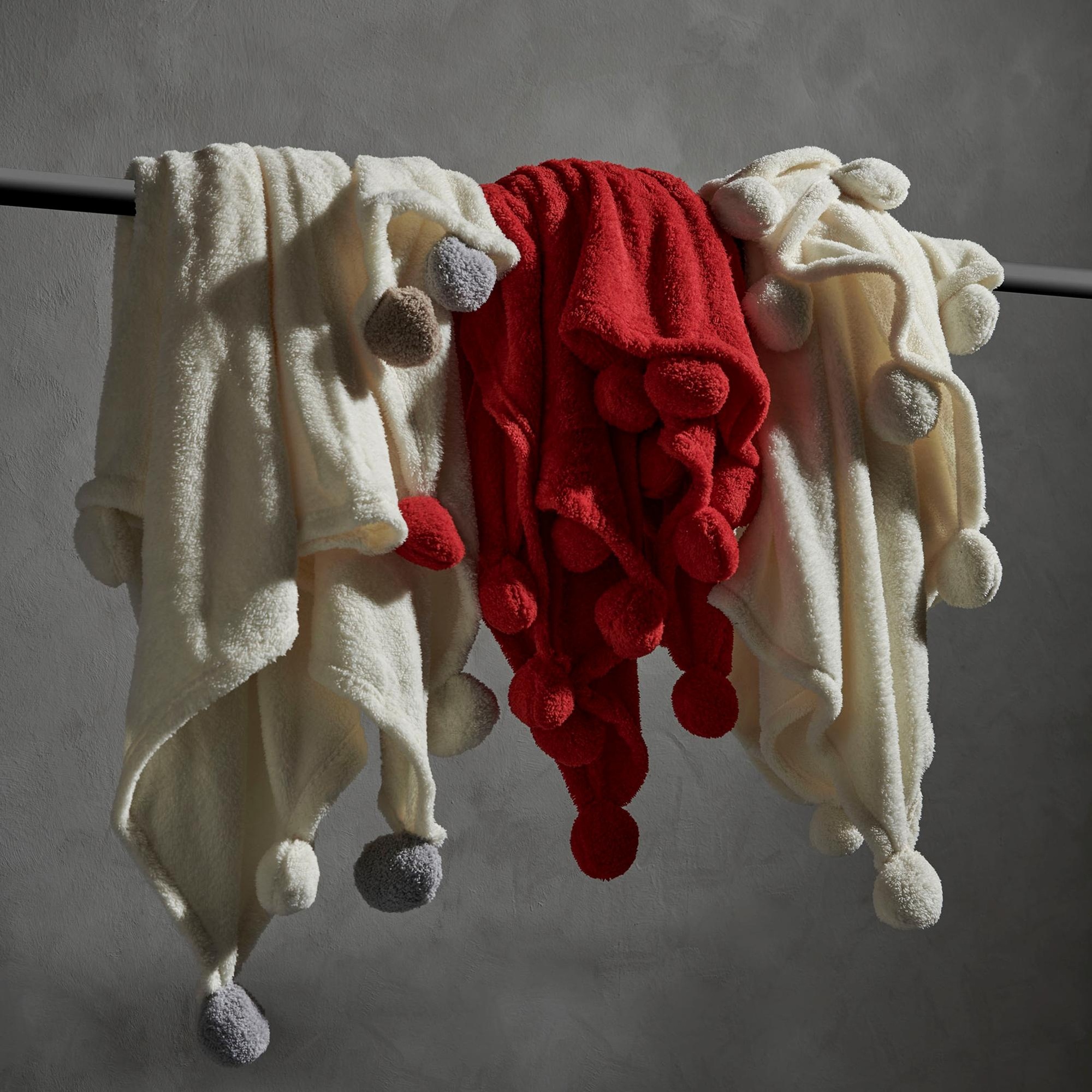 PONPONLU DİZ ÜSTÜ BATTANİYE KIRMIZI 130X160