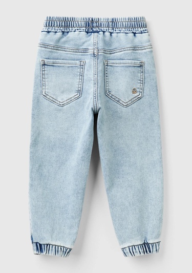  Erkek Çocuk Açık Denim Arka Cebi Logolu Lastik Paça Ağartılmış Denim Pantolon