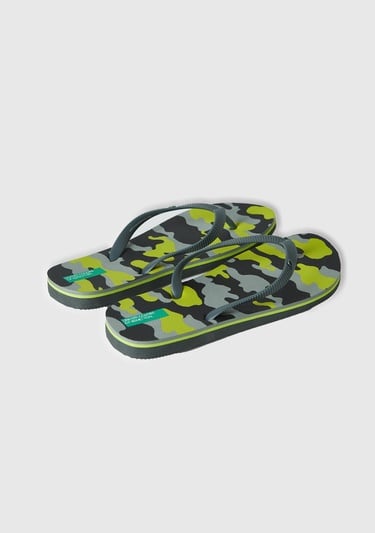  Erkek Çocuk Kamuflaj Üstü Logo Baskılı Tamamı Desenli Parmak Arası Terlik