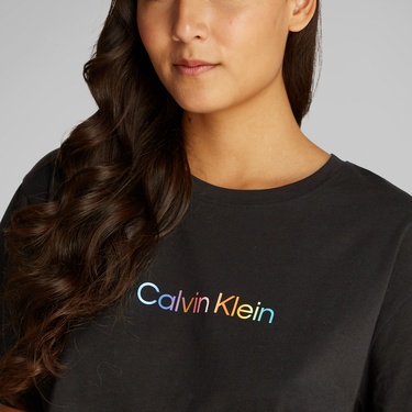  Calvin Klein Cotton Boxy Pride Kadın Siyah T-Shirt