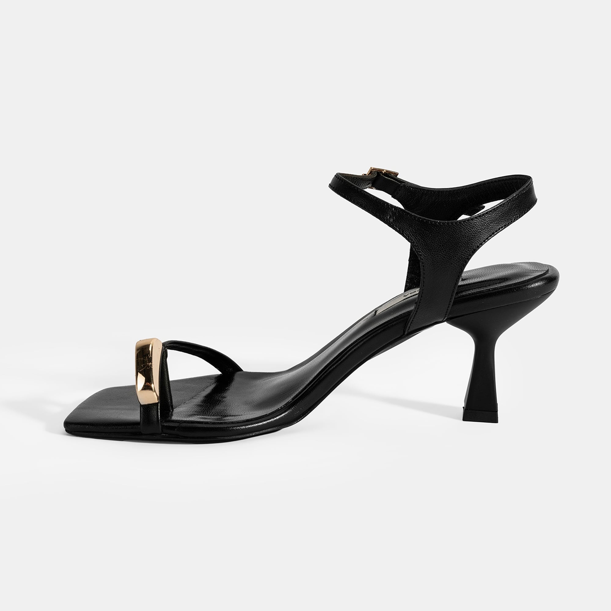 Kadın Siyah Metal Aksesuarlı Parmak Arası Topuklu Ayakkabı