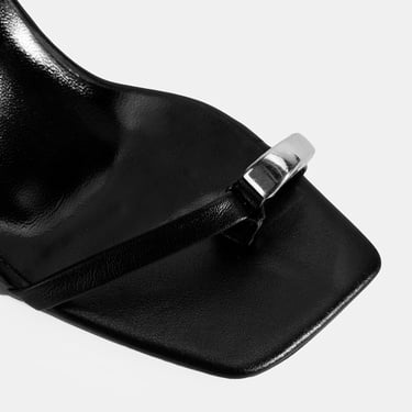  Kadın Siyah Metal Aksesuarlı Parmak Arası Topuklu Ayakkabı