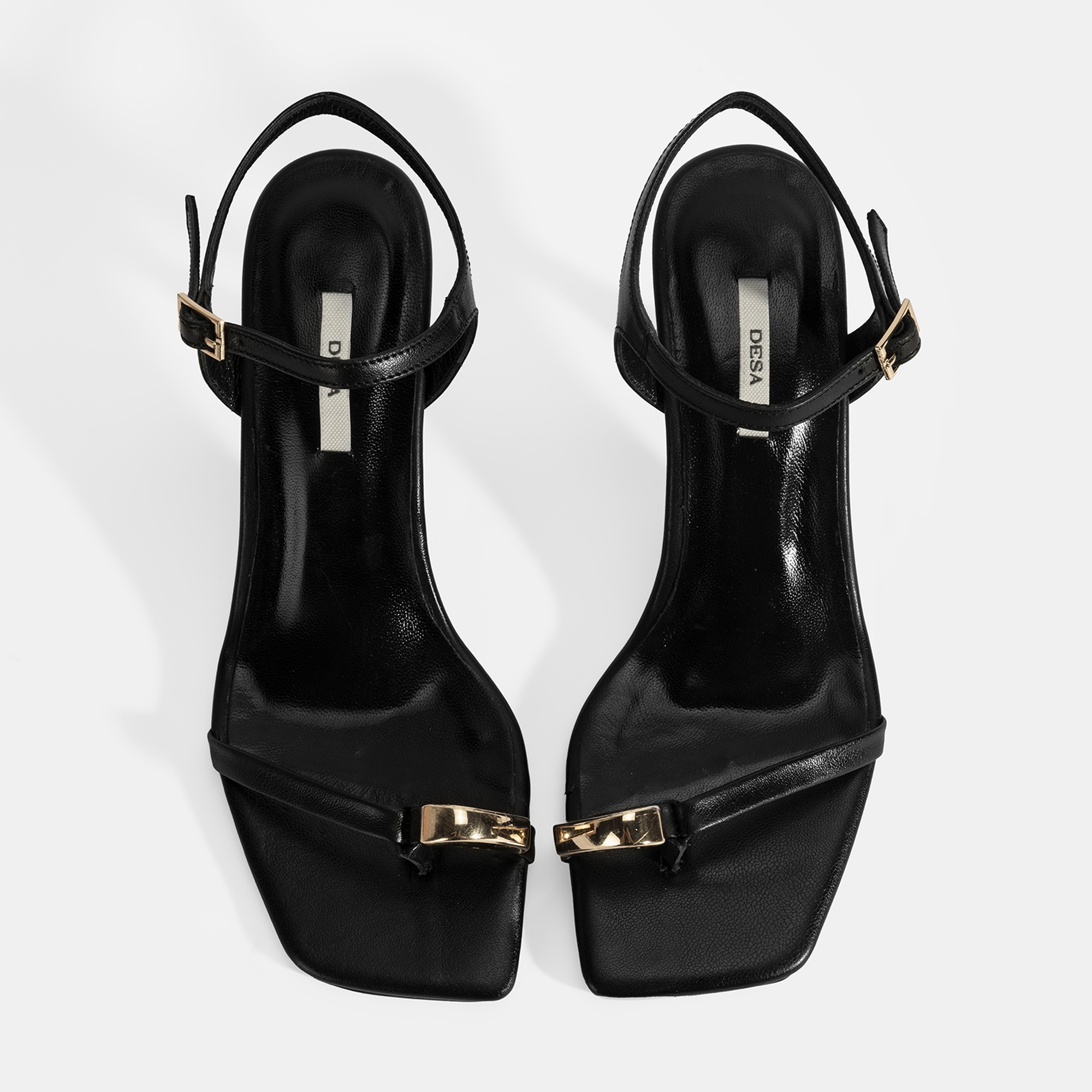 Kadın Siyah Metal Aksesuarlı Parmak Arası Topuklu Ayakkabı