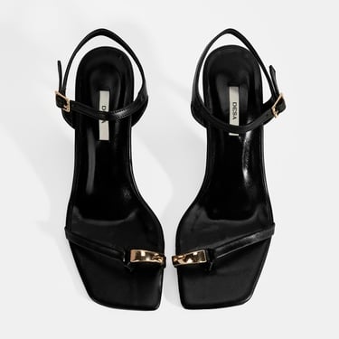  Kadın Siyah Metal Aksesuarlı Parmak Arası Topuklu Ayakkabı