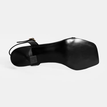  Kadın Siyah Metal Aksesuarlı Parmak Arası Topuklu Ayakkabı