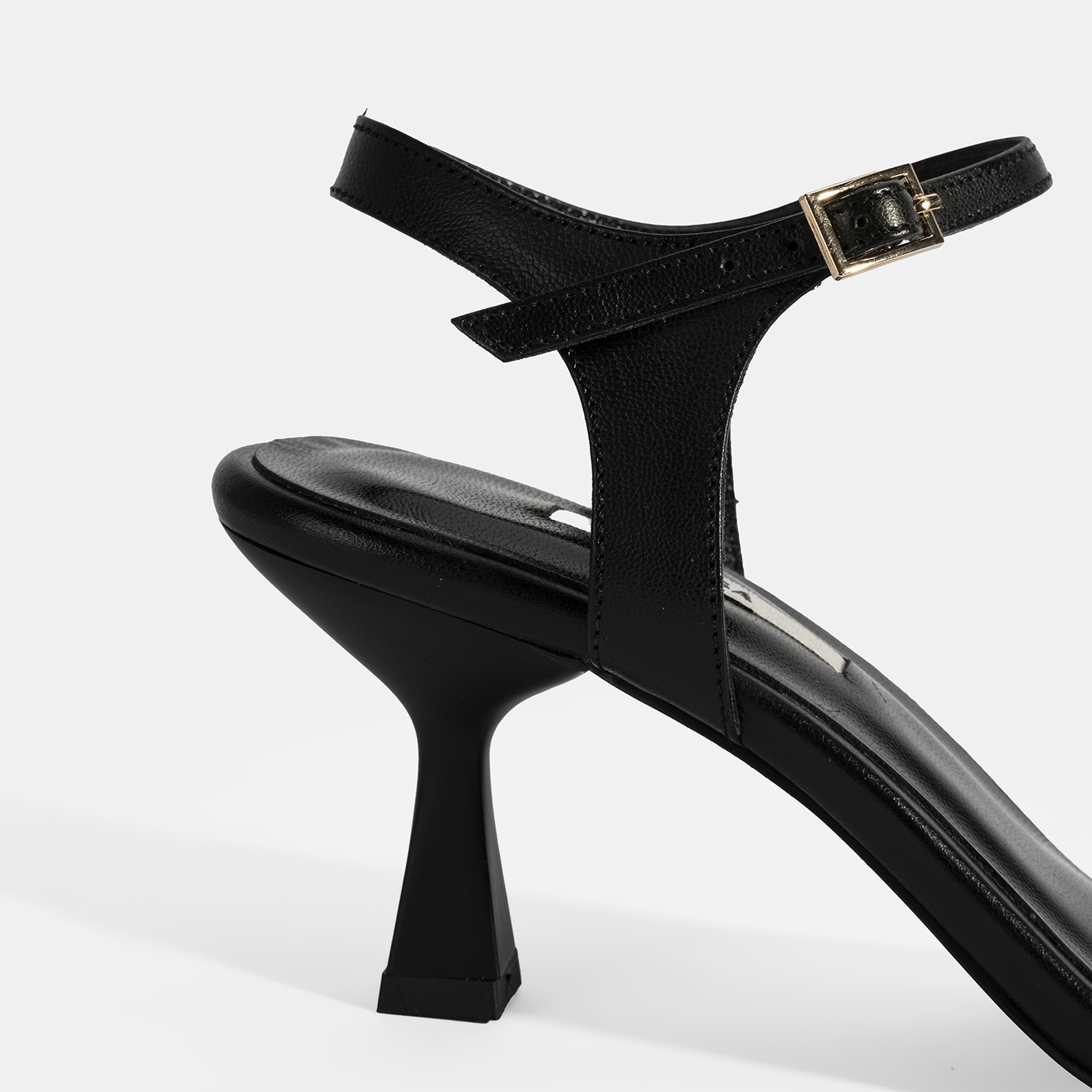 Kadın Siyah Metal Aksesuarlı Parmak Arası Topuklu Ayakkabı