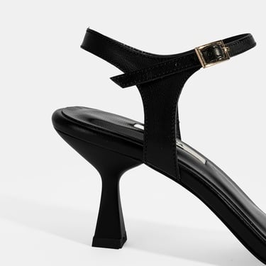  Kadın Siyah Metal Aksesuarlı Parmak Arası Topuklu Ayakkabı