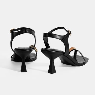  Kadın Siyah Metal Aksesuarlı Parmak Arası Topuklu Ayakkabı