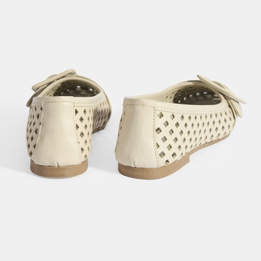  Kadın Bej Toka Aksesuarlı Perforeli Deri Babet