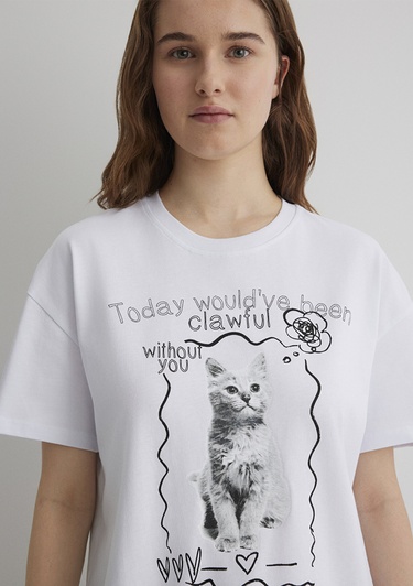  Mavi Kedi Baskılı Beyaz Tişört Loose Fit / Bol Rahat Kesim 1613095-620