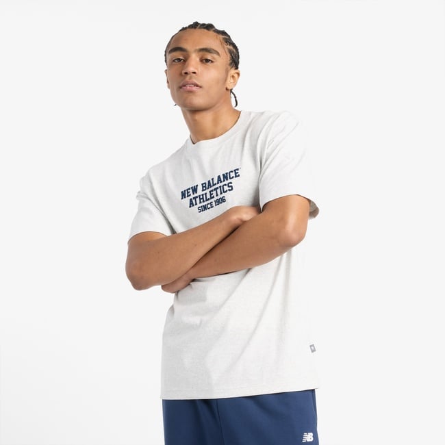  New Balance Varsity Graphic Erkek Beyaz T-Shirt